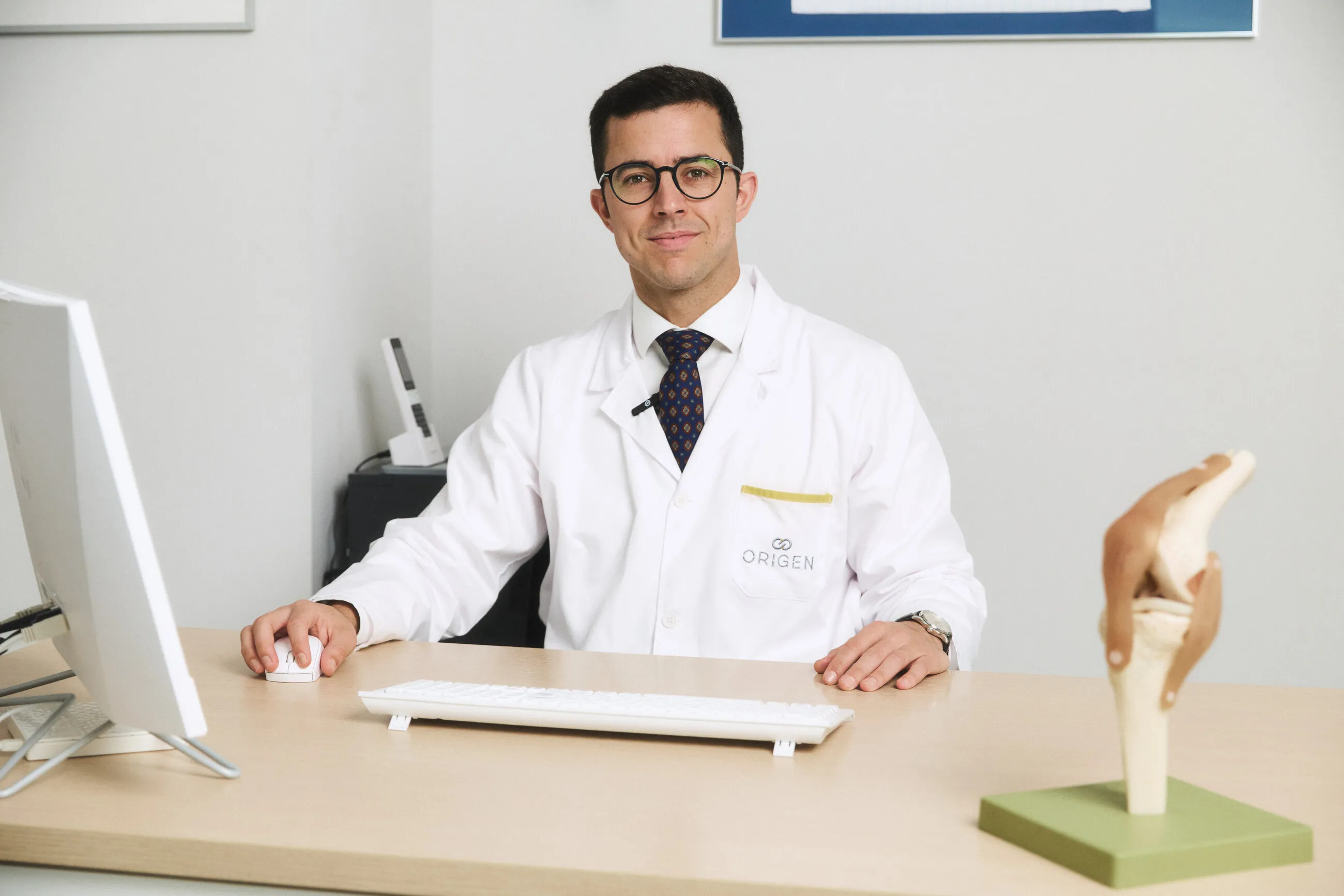 El Dr. David González Martín en la consulta de Clínica Origen