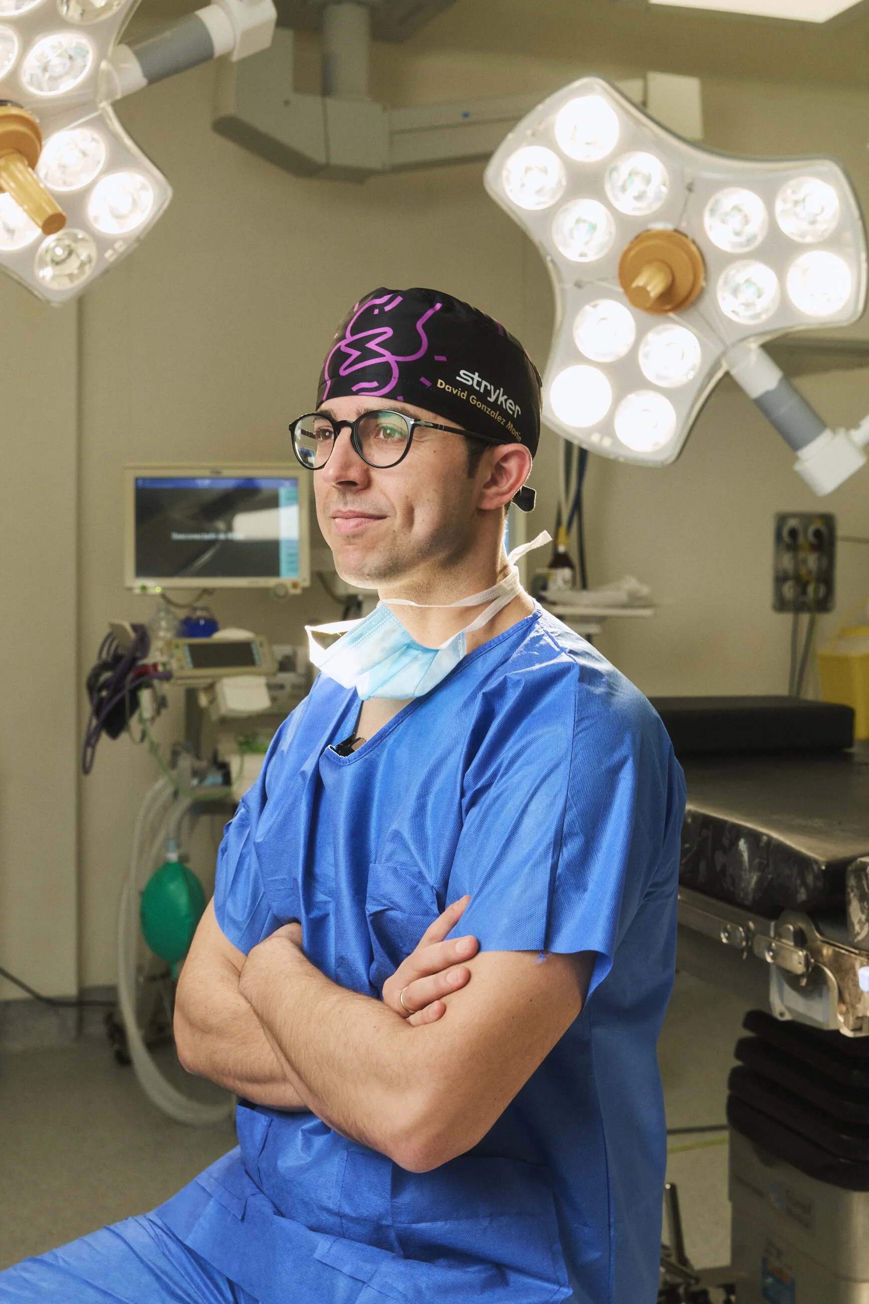 El Dr. David González Martín en quirófano