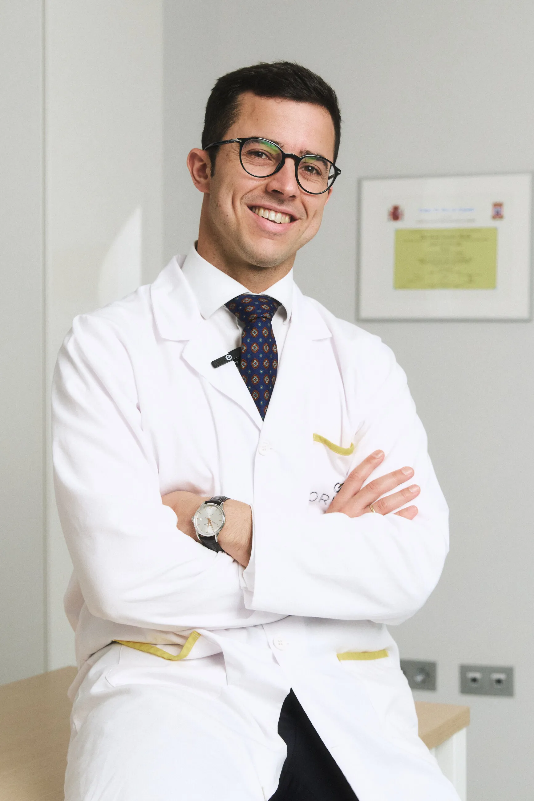 Retrato del Dr. David González Martín en su consulta